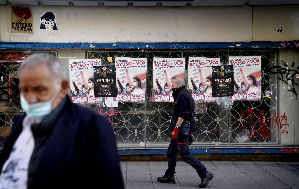 Carteles electorales en contra de Ayuso y de Vox en Lavapies.