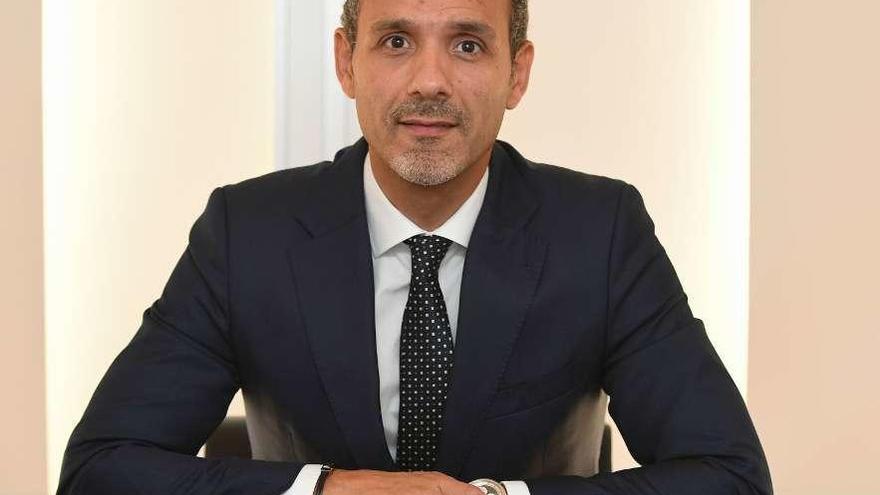 El director de Pymes de la Territorial Noroeste de BBVA, Roberto Matarraz, en la sede del banco en A Coruña. // Carlos Pardellas