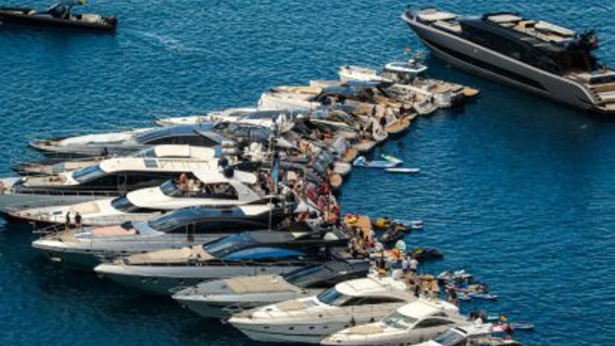 Llama la atención: la fiesta entre embarcaciones abarloadas en Formentera