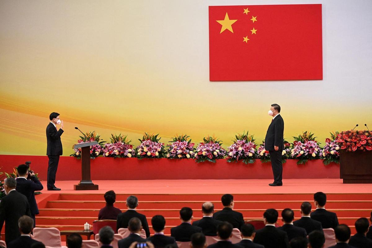 El presidente de China, Xi Jinping, observa al nuevo presidente de Hong Kong, John Lee, en su juramento como nuevo líder de la ciudad.