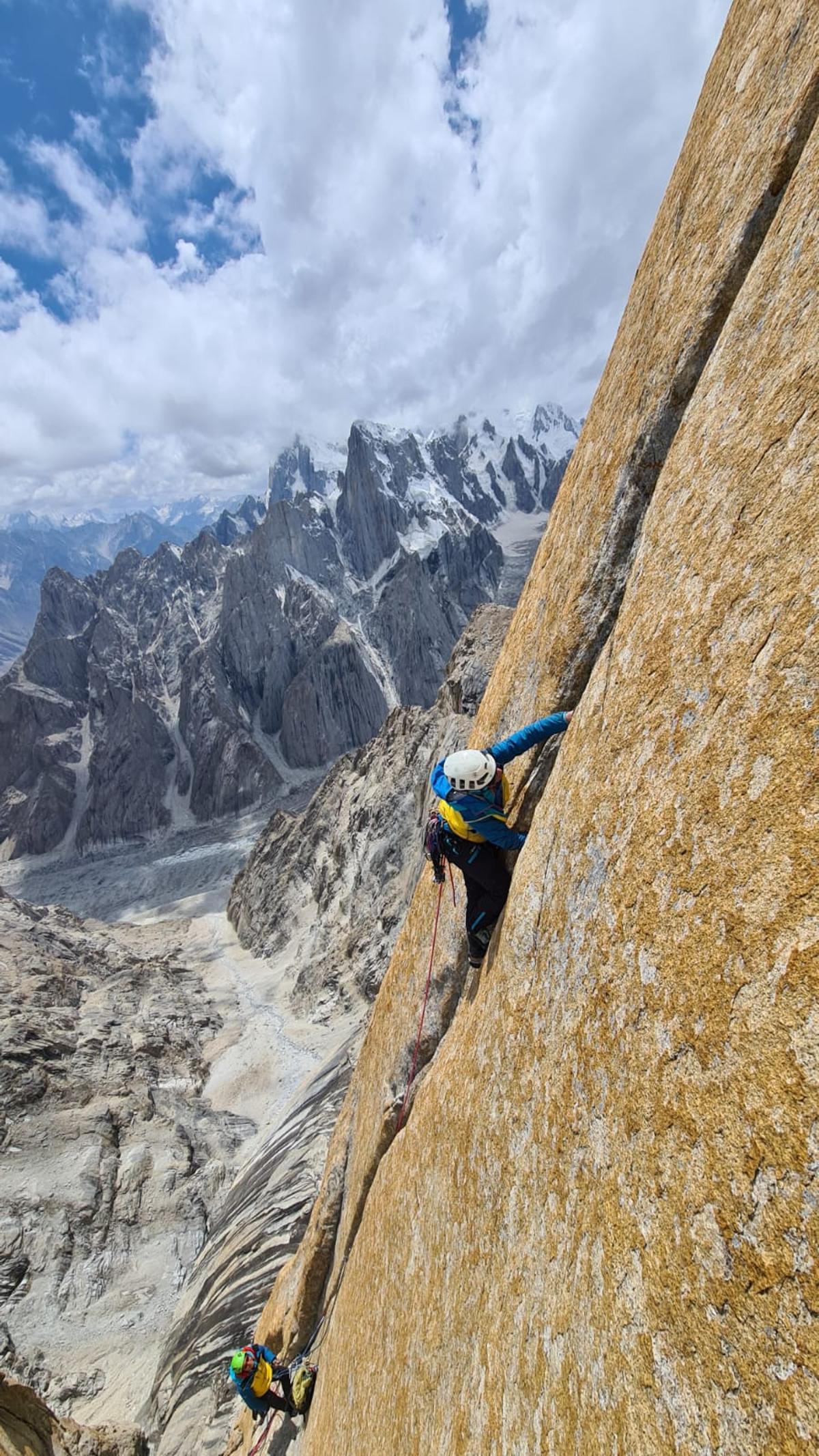 Cordada de Nieves Gil y Lucía Guichot en La Torre Sin Nombre del Karakórum