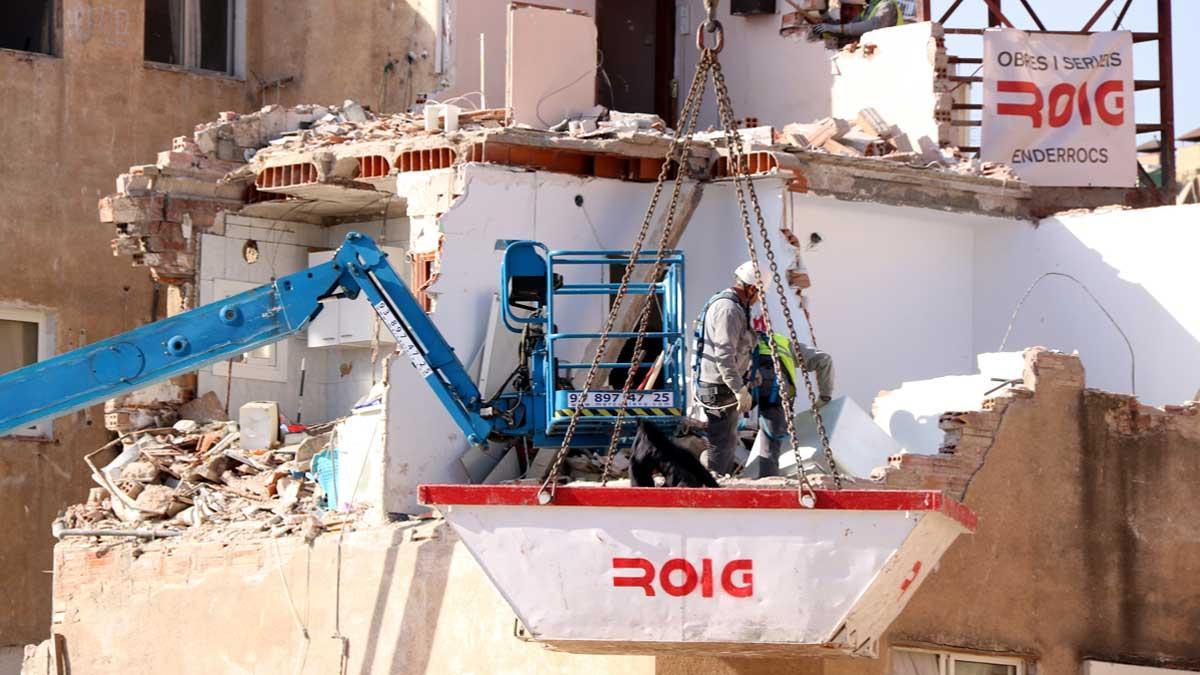 Derrumbe de una parte de un edificio en el barrio de la Salut de Badalona