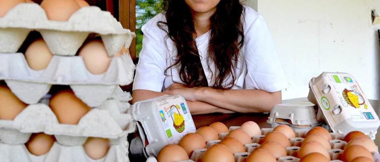 María Friera Cáceres, con huevos de su granja de Villaviciosa.