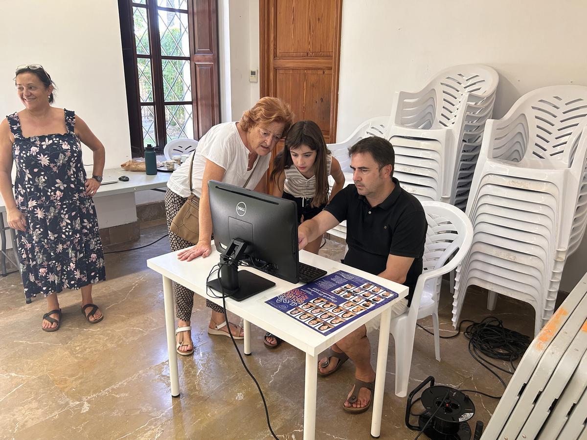 Un instante de la votación popular