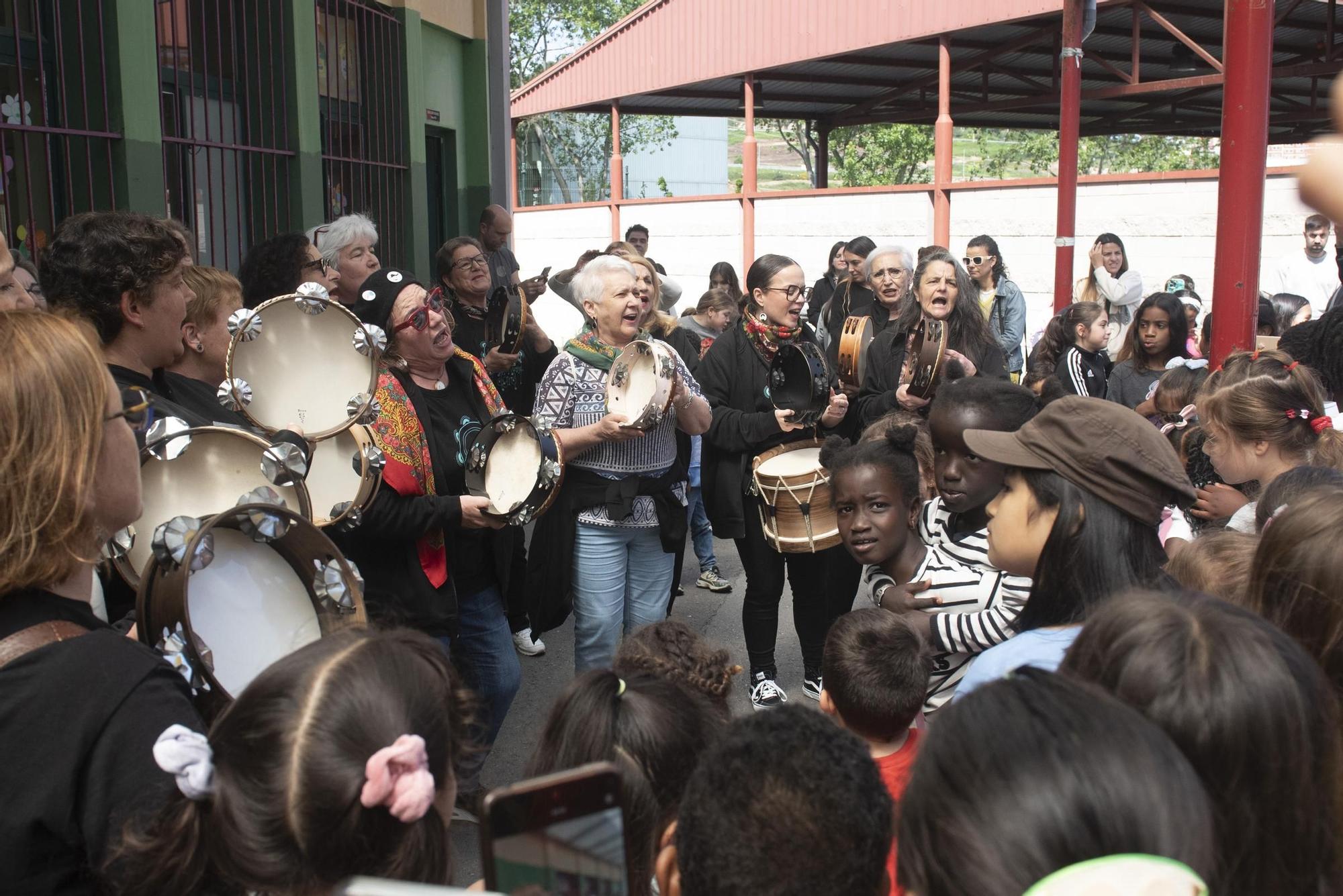 Baile, pandeireta e alegría no Raquel Camacho