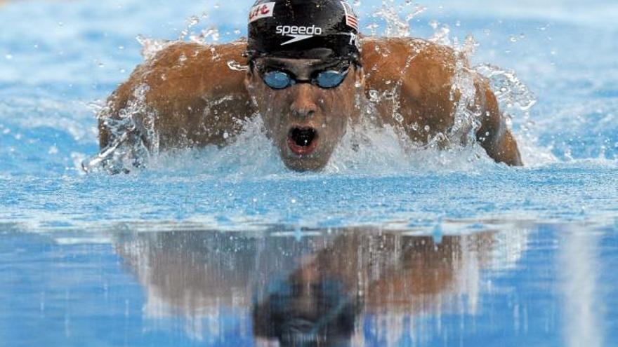 El nadador estadounidense Michael Phelps compite en las semifinales de los 200 metros mariposa en los Mundiales de Natación de Roma.