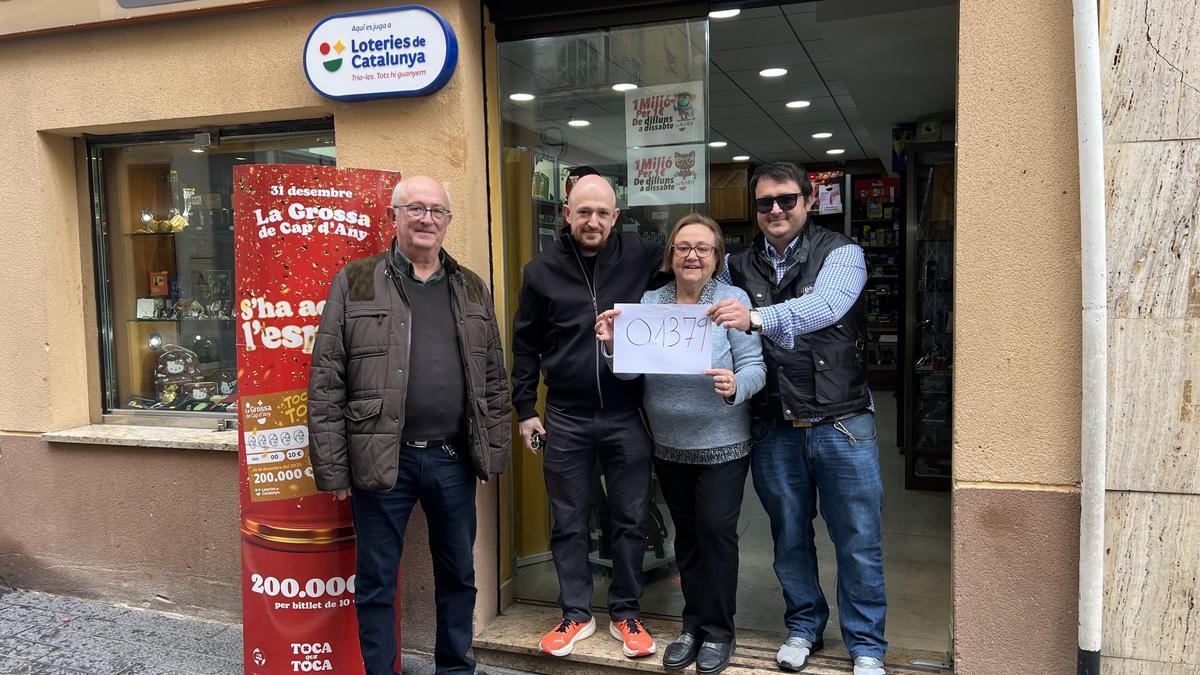 Els propietaris de l’estanc del Vendrell amb el número premiat