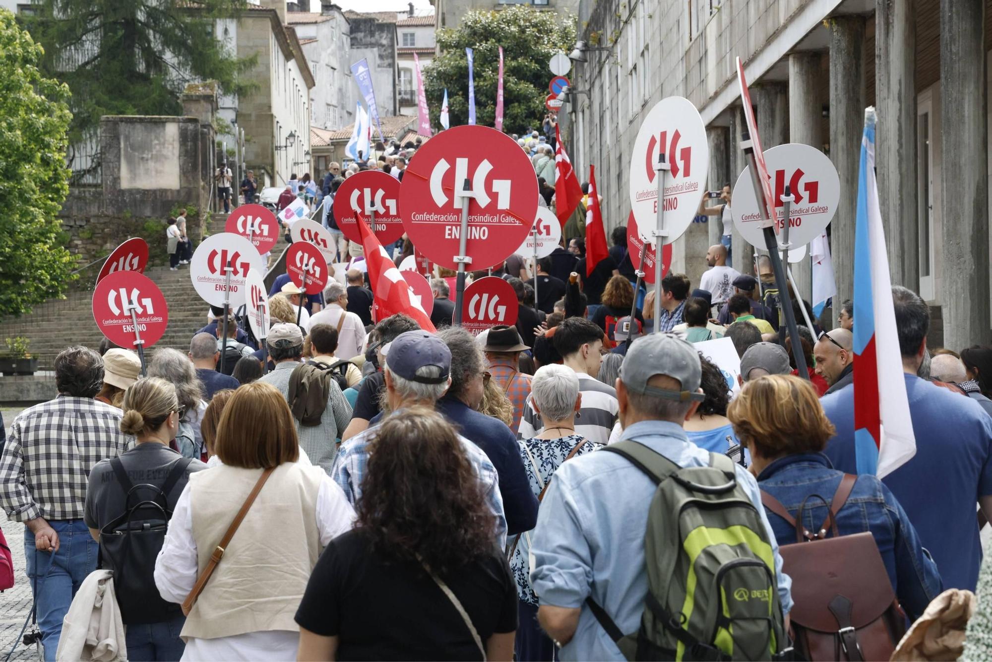 Miles de persoas toman as rúas de Santiago en defensa do galego
