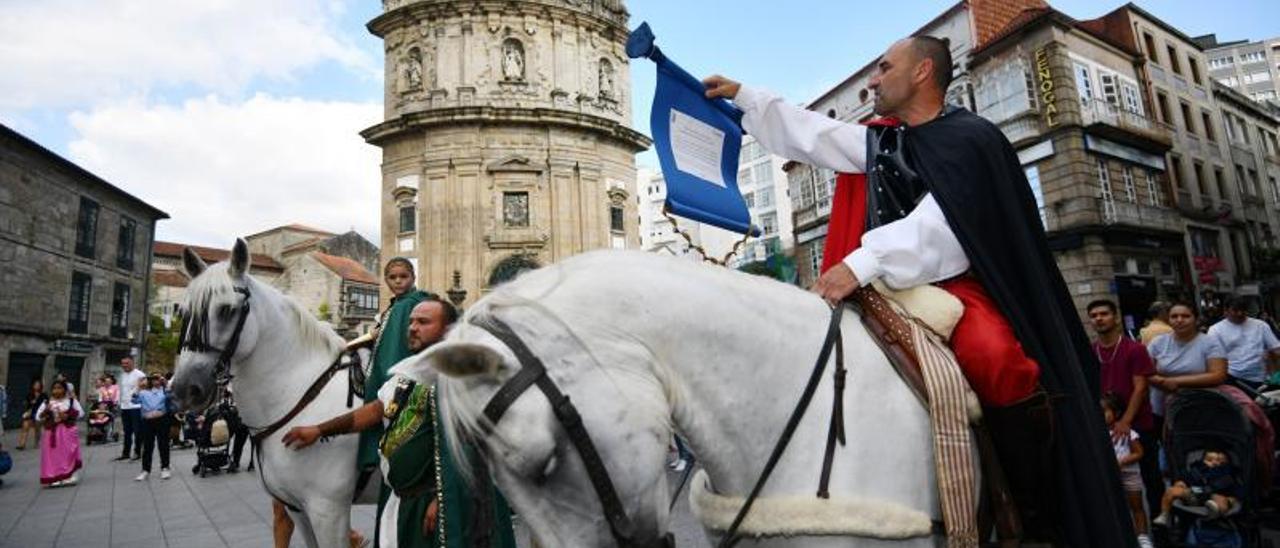 Pregoneros a caballo anunciando el inicio de la Feira Franca 2022.   | // GUSTAVO SANTOS