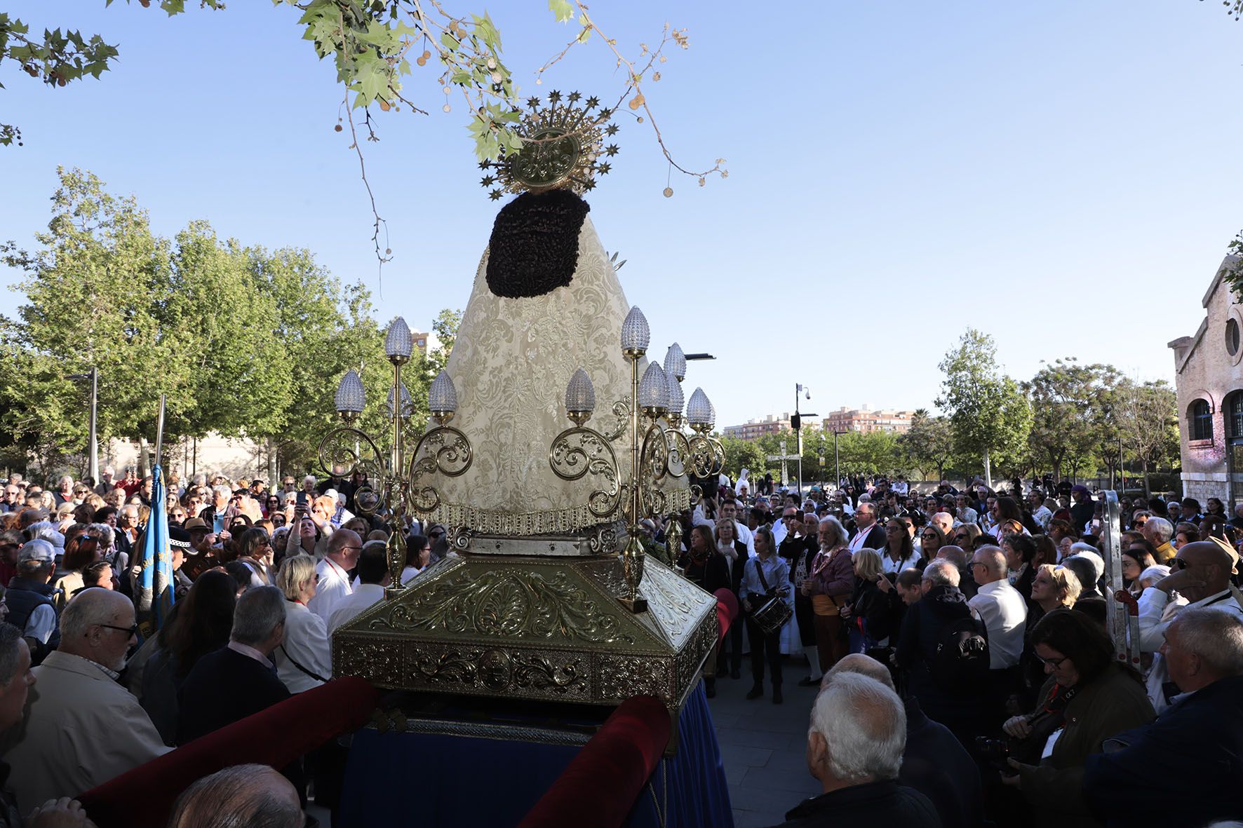 Las fallas de Russafa vibran con la visita de la Peregrina