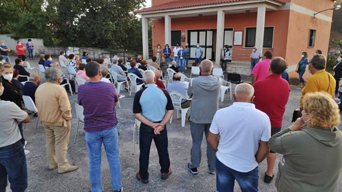 Un momento de la asamblea vecinal del pasado miércoles en la parroquia de Ardán. |  // FDV