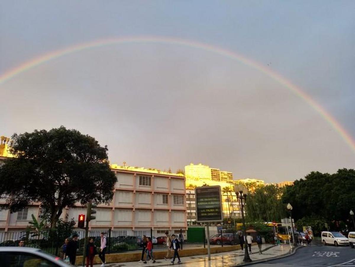 Arcoíris sobre los institutos de la calle Tomás Morales.