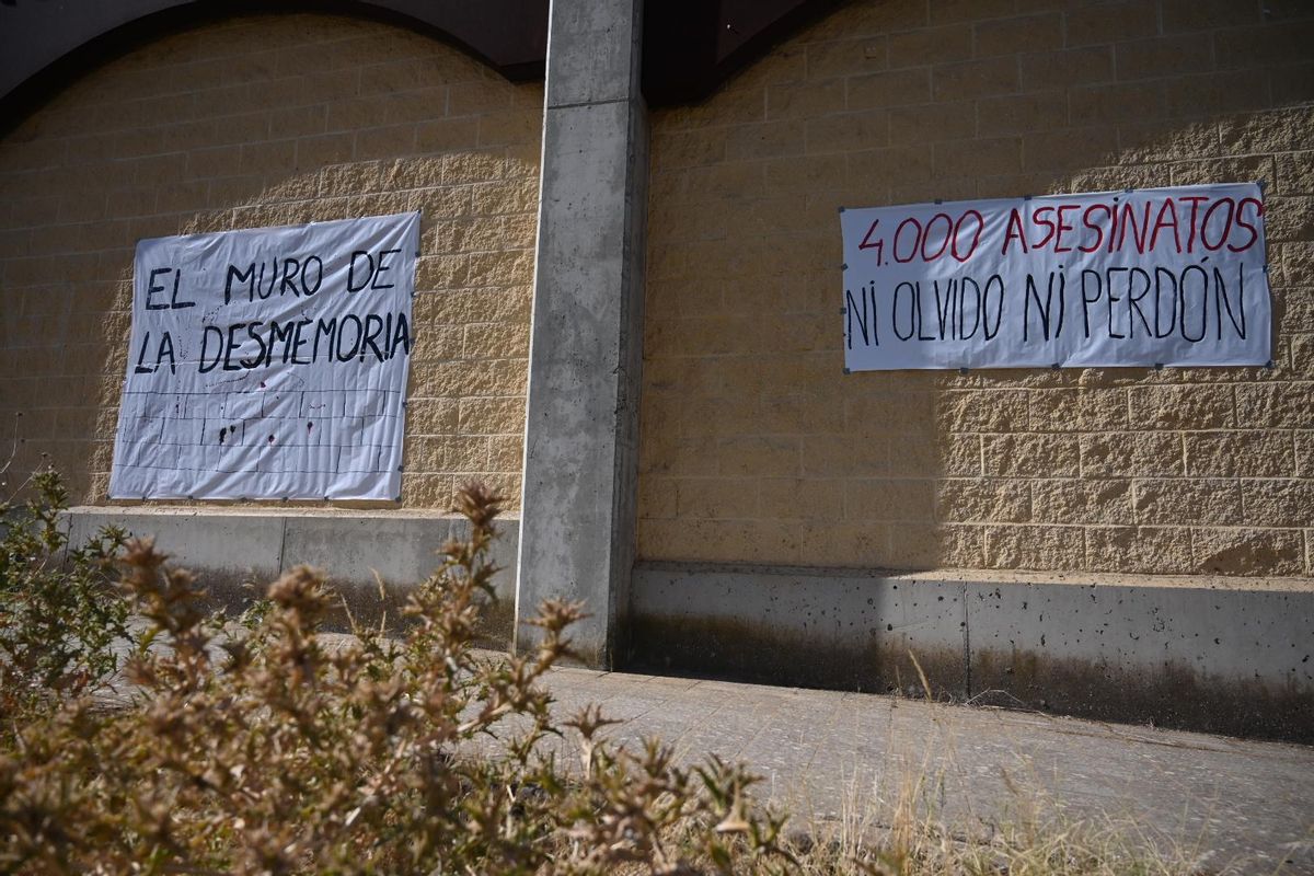 Las pancartas de la plataforma Agosto Antifascista en los muros del cementerio viejo.