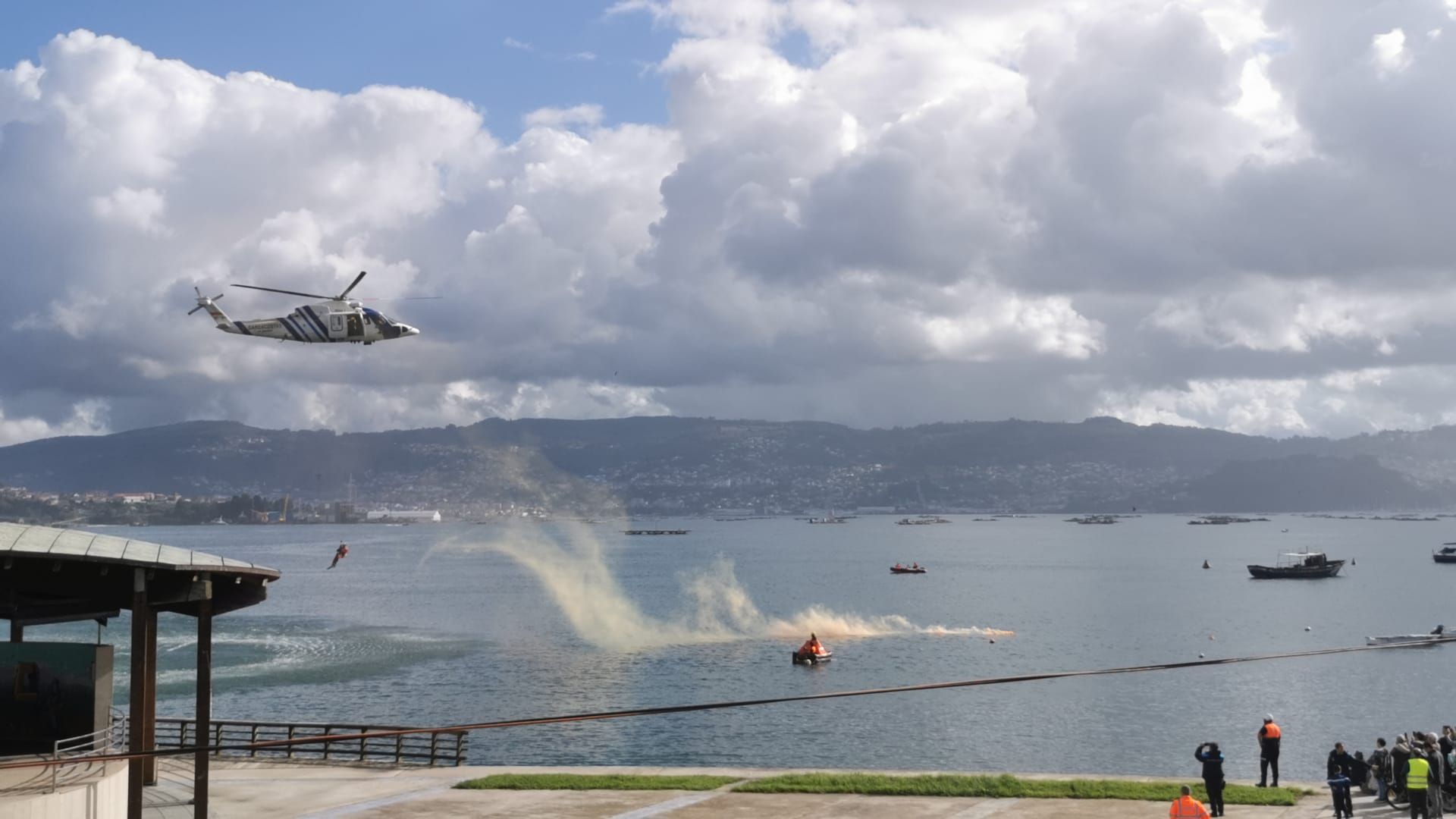 Escenas del simulacro de rescate frente a Moaña.