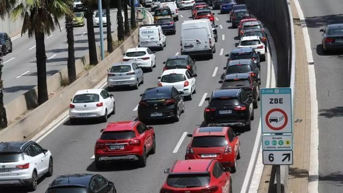 Barcelona blinda con un decreto retroactivo la suspensión sine die’ de las multas de la ZBE por la crisis de Rodalies