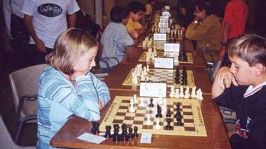 Uno de los torneos de ajedrez escolar, en el club Centro Social Ciudad Naranco.