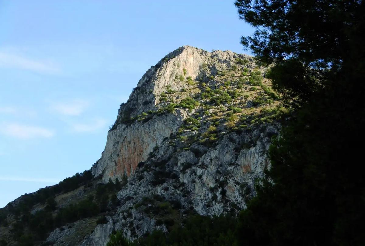 Falla de la Sierra del Camoro, un macizo de más de 1.086 metros cuadrados en Cuevas de San Marcos, Málaga