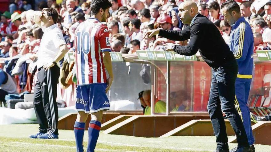 Abelardo habla con Nacho Cases, con Berizzo siguiendo el juego. // LNE