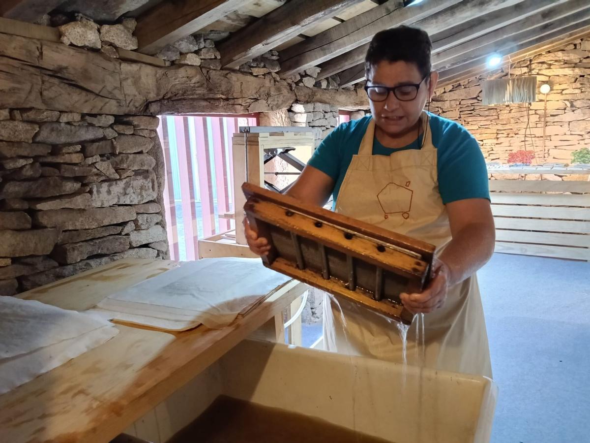 Isabel Grossi, artesana de A Casa Rodante APAMP muestra la elaboración del papel de forma artesanal