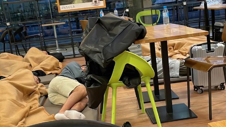 El mal tiempo y la huelga de Ryanair deja a decenas de valencianos durmiendo en colchonetas en el aeropuerto