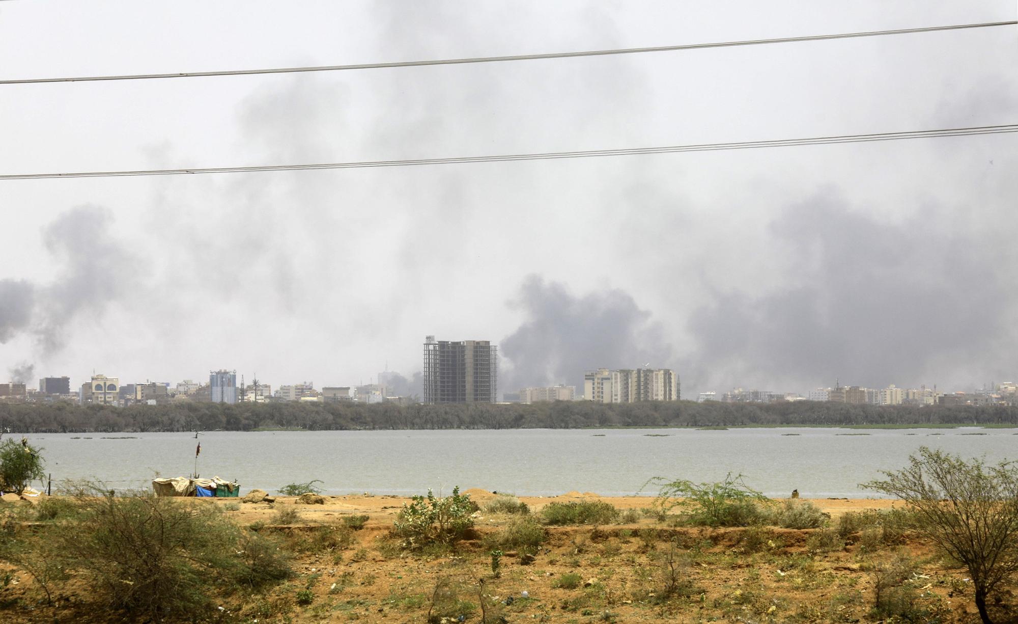 Panorámica de Jartum, en Sudán, con abundante humo el pasado 15 de abril de 2023.