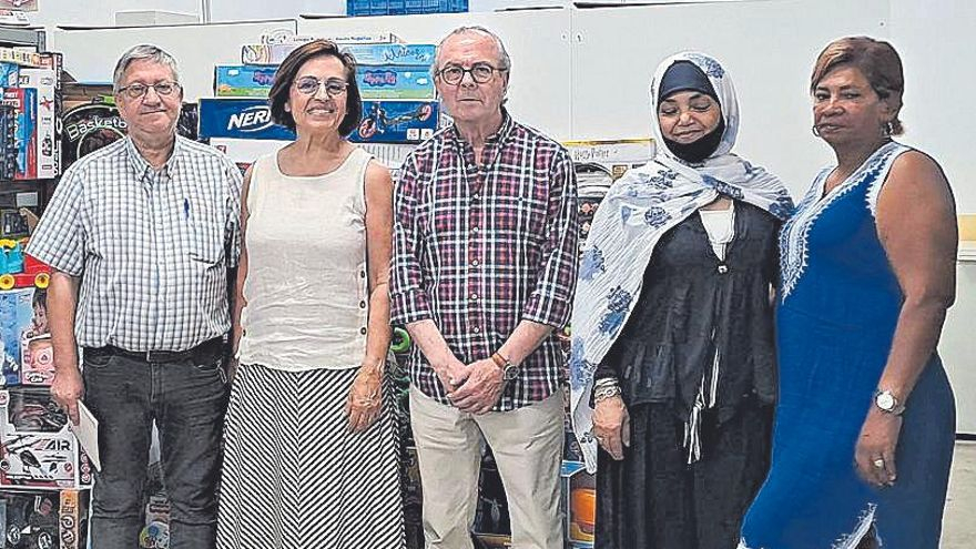 El padre José García, con Mª Carmen Miralles, gerente de Todojuguete, Marco Antonio, colaborador, y dos voluntarias.