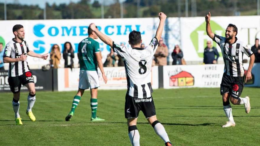 Pedro Beda, a la derecha, celebra uno de sus goles la pasada jornada ante el Coruxo.