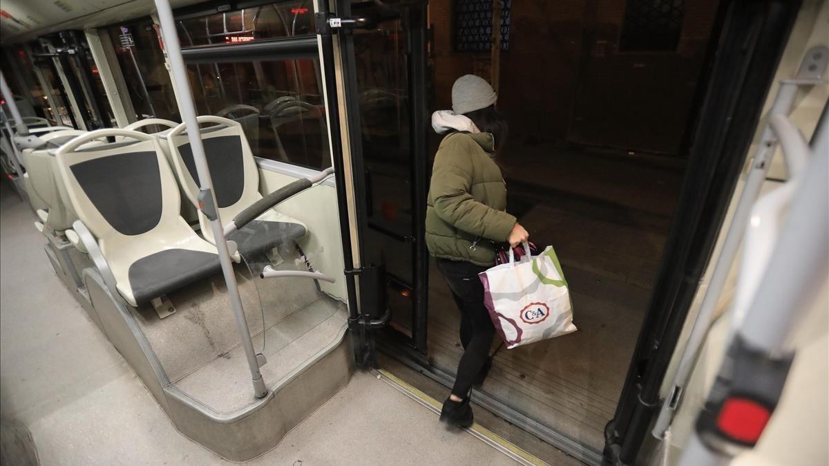 Una mujer baja de un autobús de la ruta 8 del Nitbus de Barcelona. Una mujer baja de un autobús de la ruta 8 del Nitbus de Barcelona.