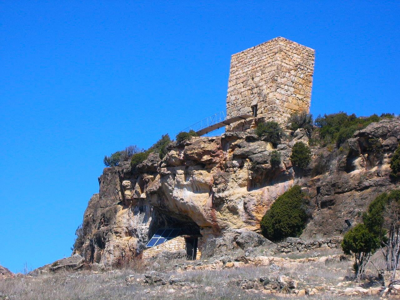 Entrada a la Cueva de Los Casares