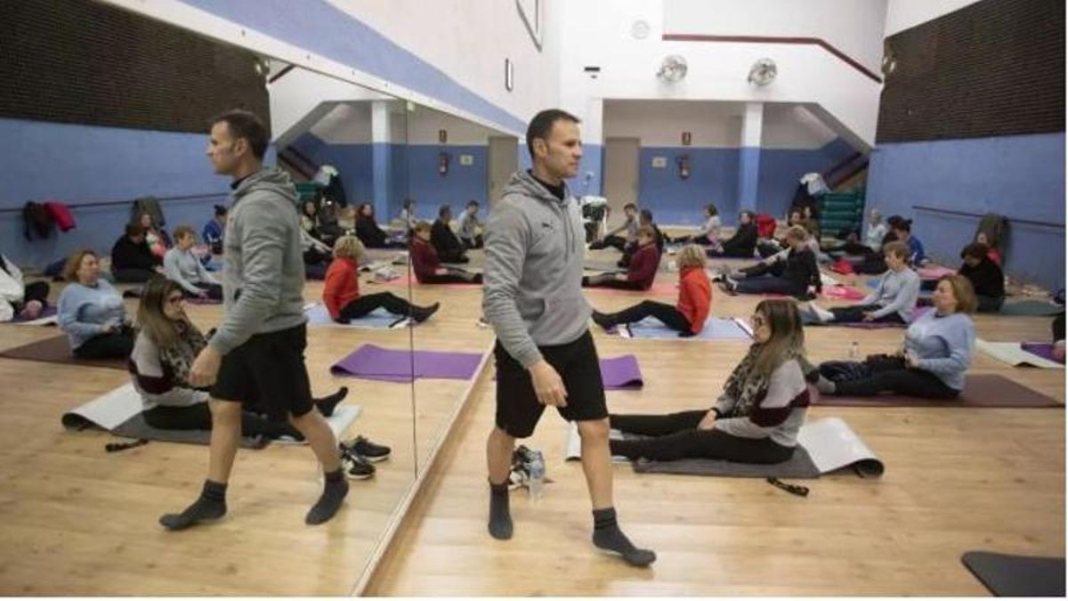 El ayuntamiento inició con el yoga los talleres de bienestar emocional.