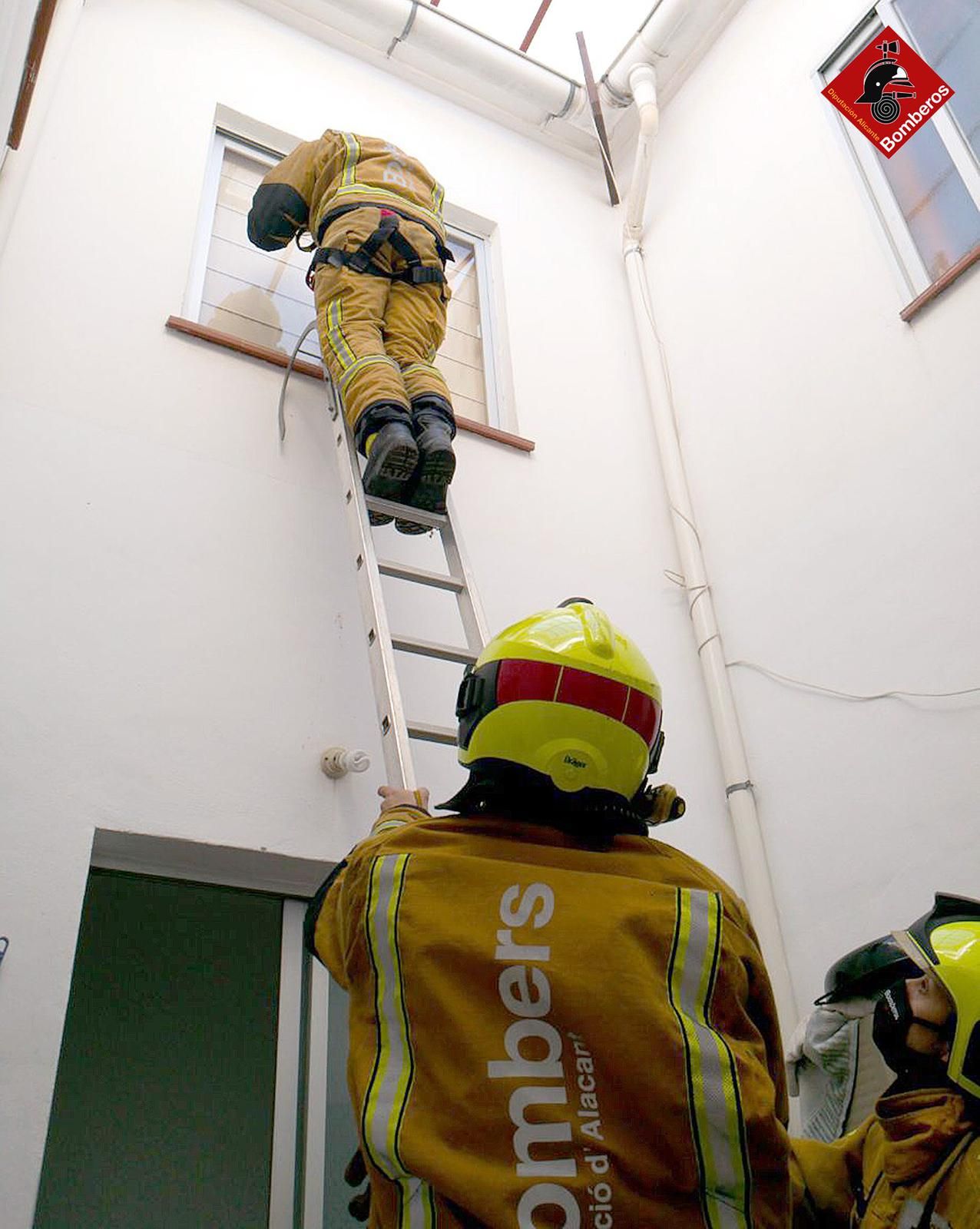 Vecinos rescatan por la ventana a un hombre atrapado en el incendio de una vivienda de Orba