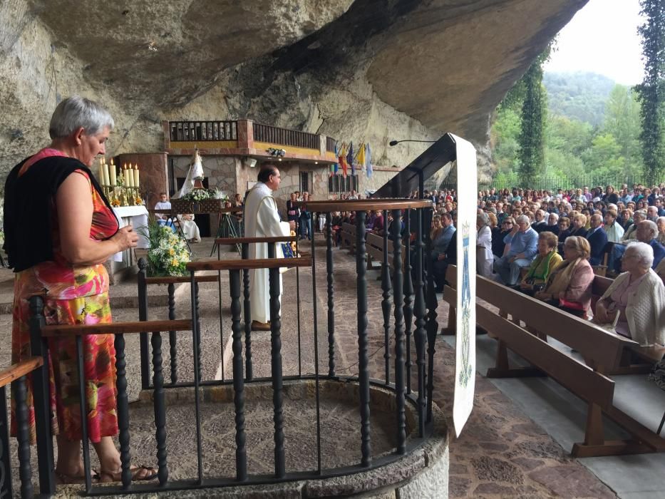 Misa en el santuario de la Cueva en Piloña