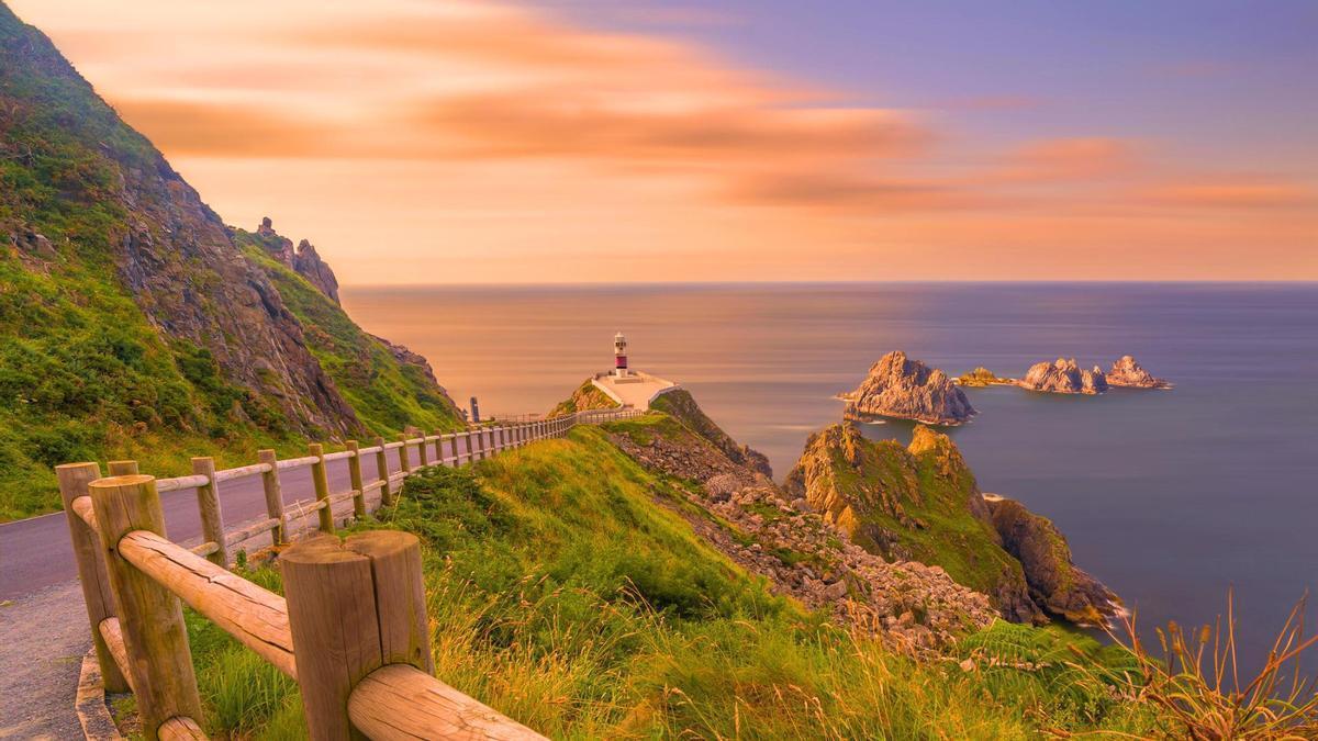 El Cabo Ortegal muestra una de las postales más bonitas de la costa gallega.