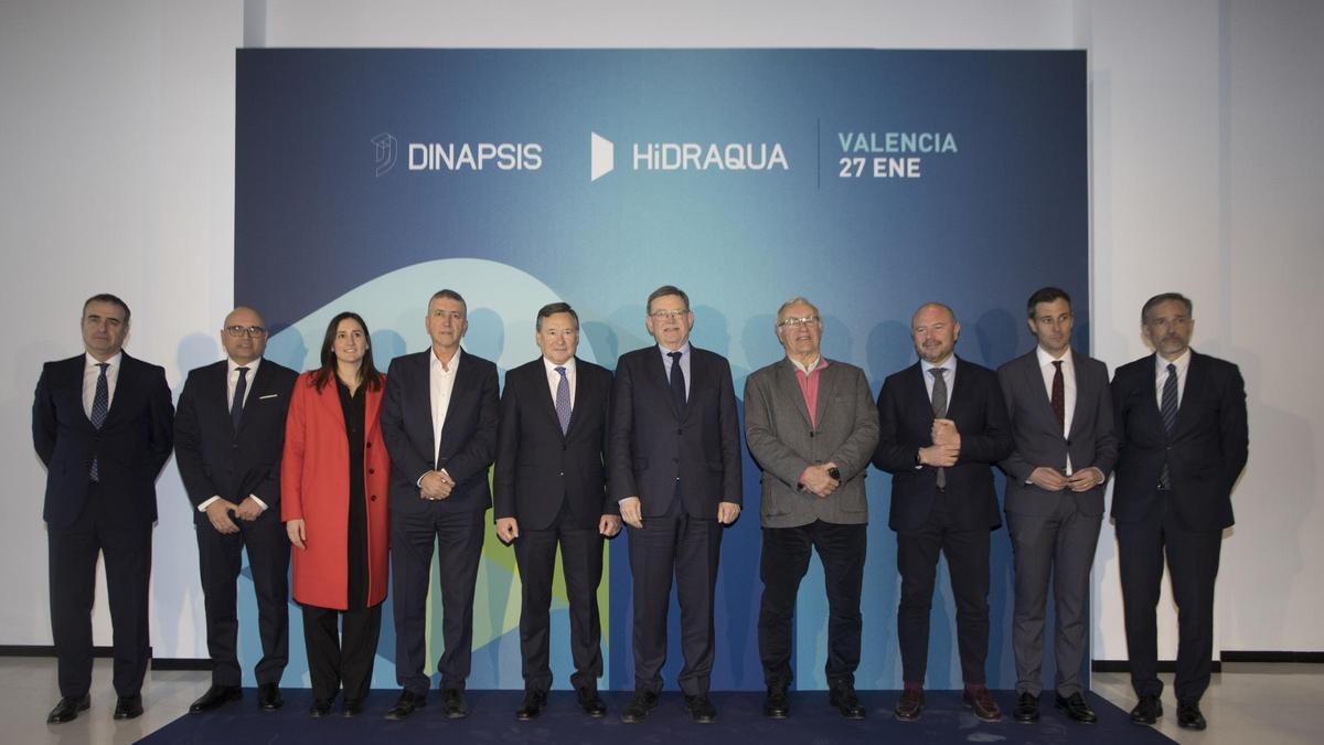 Ciril Rozman, director general de Estrategia Corporativa en Agbar; Manuel Cermerón, chief executive officer en Veolia España y Agbar; Elisa Valía, concejala del Ayuntamiento de València; Rafael Climent, conseller de Economía Sostenible; Ángel Simón, presidente de Agbar; Toni Gaspar, presidente de la Diputació de València; Jordi Azorín, director general de Hidraqua CV; y Francisco Bartual, gerente de Hidraqua en València.