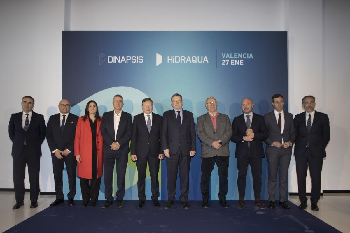 Ciril Rozman, director general de Estrategia Corporativa en Agbar; Manuel Cermerón, chief executive officer en Veolia España y Agbar; Elisa Valía, concejala del Ayuntamiento de València; Rafael Climent, conseller de Economía Sostenible; Ángel Simón, presidente de Agbar; Toni Gaspar, presidente de la Diputació de València; Jordi Azorín, director general de Hidraqua CV; y Francisco Bartual, gerente de Hidraqua en València.