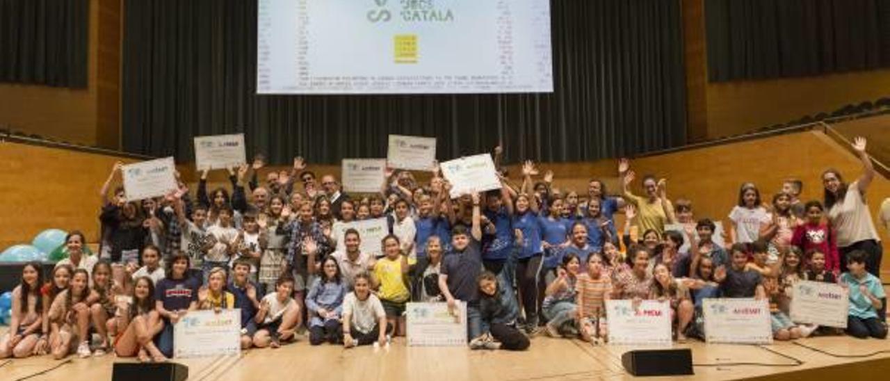 Foto de familia de los alumnos y alumnas que han participado en el V concurso Tísner de Creació de Jocs.