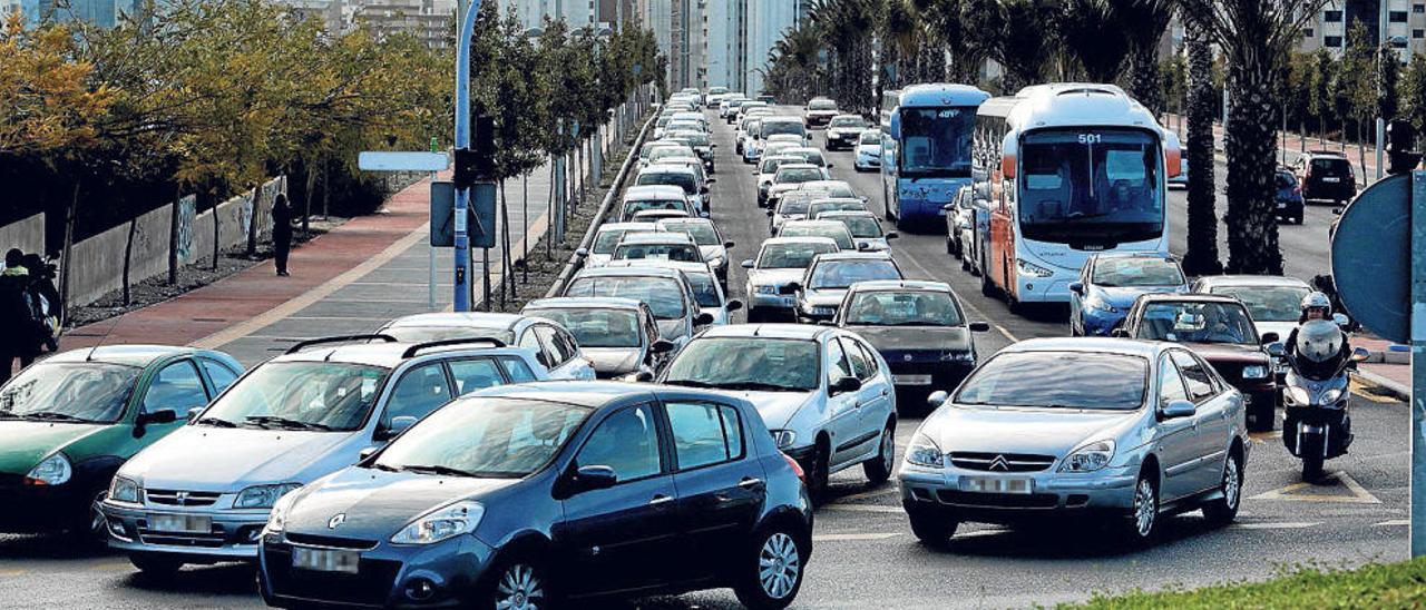 Una imagen de una avenida con bastante tráfico en la ciudad de Benidorm.