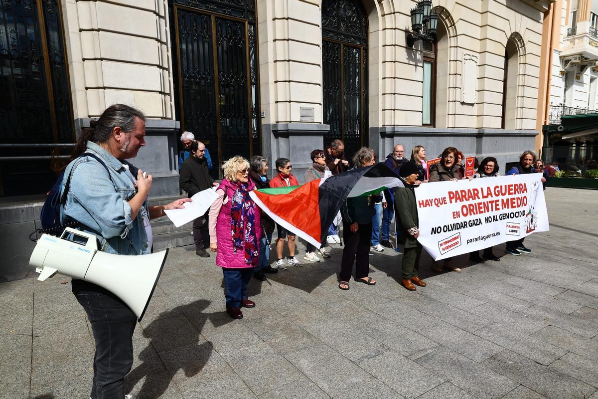 Concentración en Zaragoza contra la guerra de Oriente Medio. - El ...