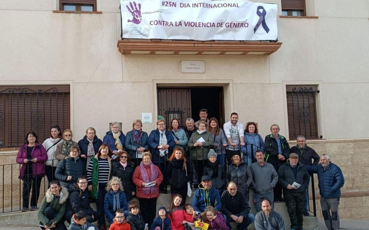 Adultos y niños se concentraron delante del consistorio en la jornada del 25N. | SERVICIO ESPECIAL