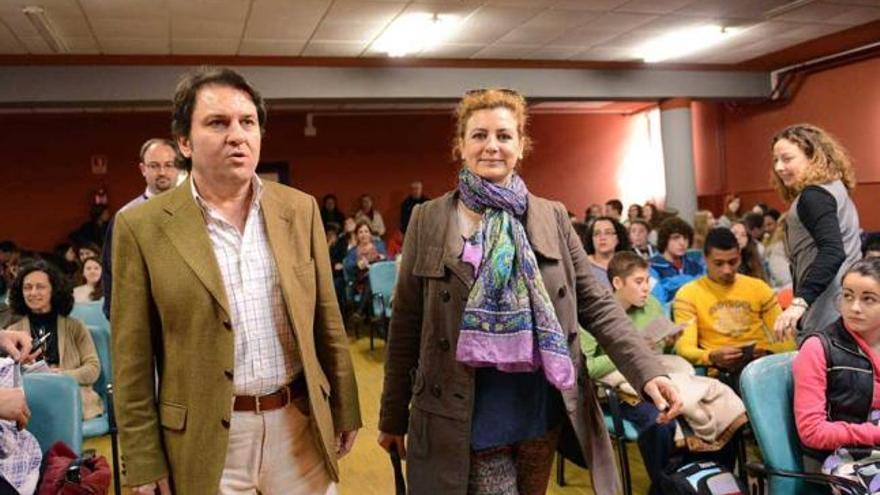 Ángeles Caso entra en el salón de actos del IES Sánchez Lastra con Domingo Alonso, director del centro.