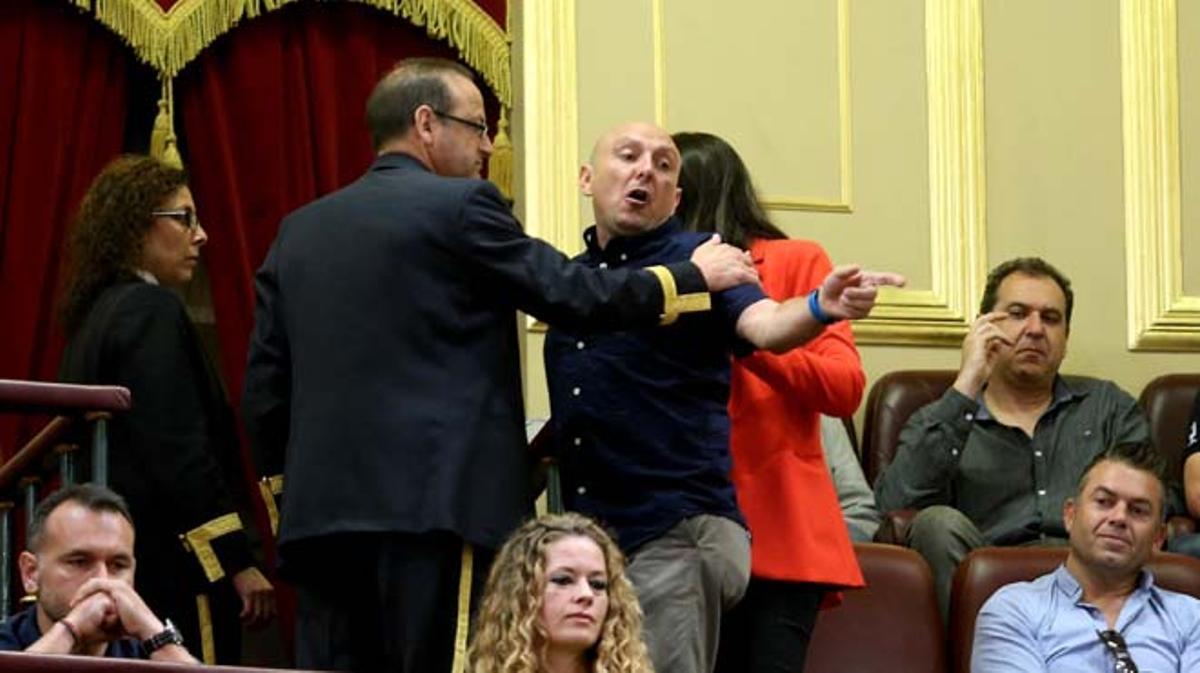 Els representants dels treballadors de l’estiba van ser desallotjats de la tribuna de públic.