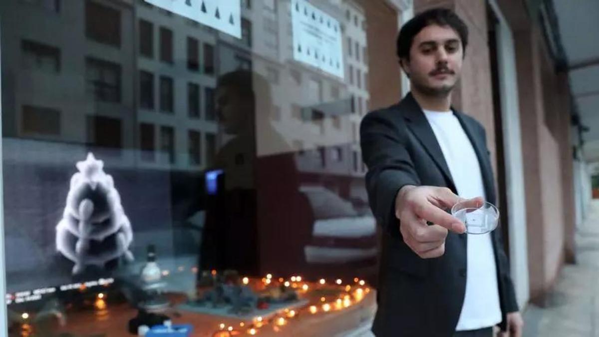 Un miembro del colectivo muestra el microárbol