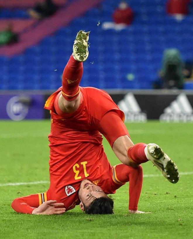 Kieffer Moore celebra tras marcar el tercer gol de Gales durante la UEFA Nations League entre Gales y Finlandia en Cardiff.