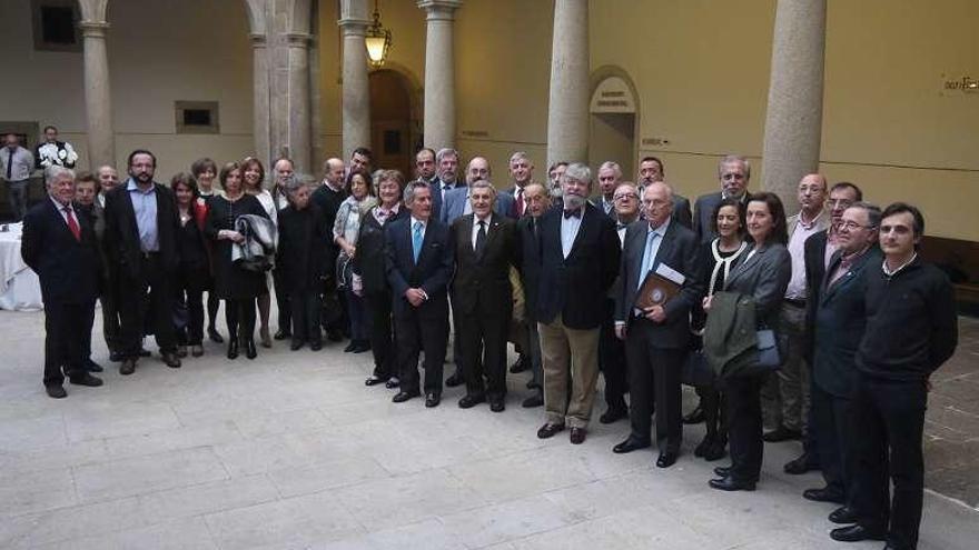 Los químicos con el vicepresidente de Zeltia, con el premio en la mano.