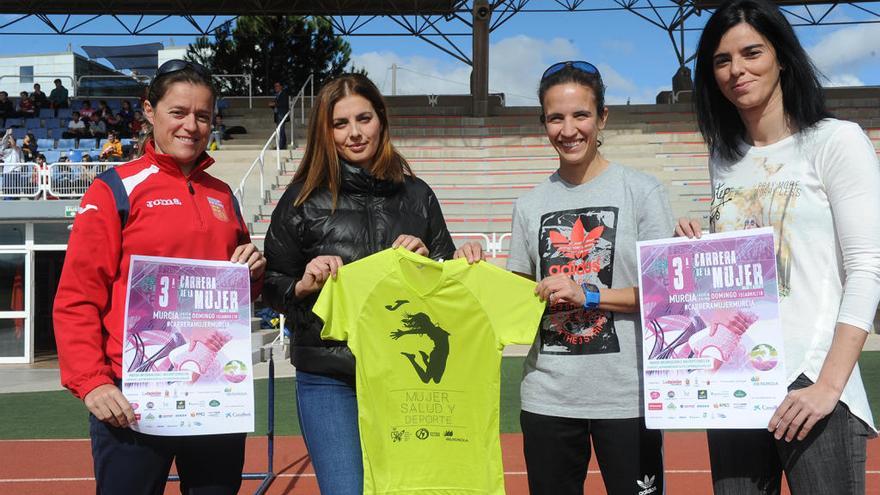 Patricia Paz, Lydia Sánchez, Laura Jiménez y Miryam Gázquez posan con la camiseta y el cartel de la Carrera de la Mujer.