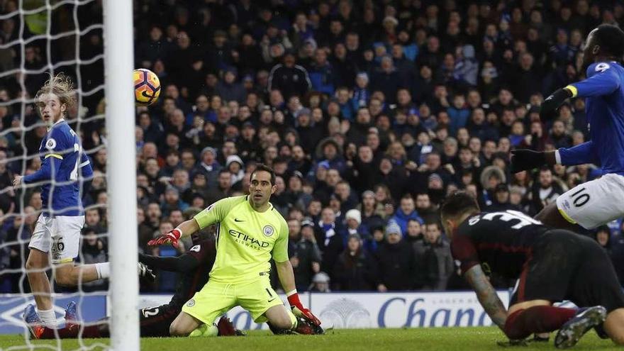 Tom Davies anota uno de los goles del Everton al City, con Claudio Bravo, el portero &#039;citizen&#039;, de rodillas sobre el césped.