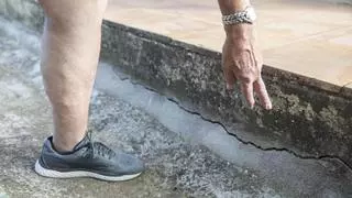 Apareixen esquerdes a una casa situada al costat de les obres de la variant d’Anglès