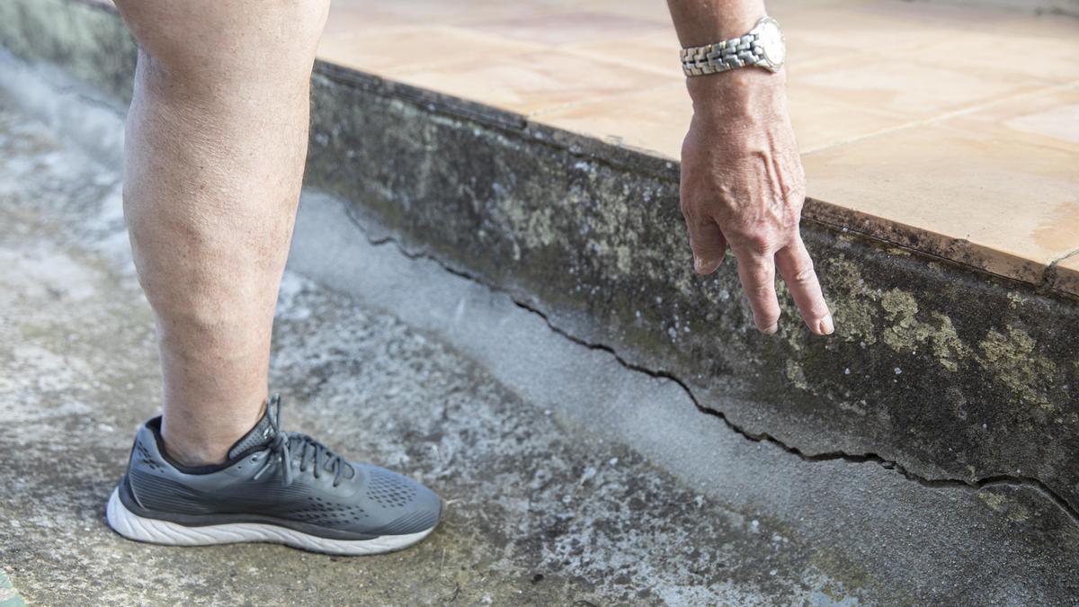 Apareixen esquerdes a una casa situada al costat de les obres de la variant d’Anglès