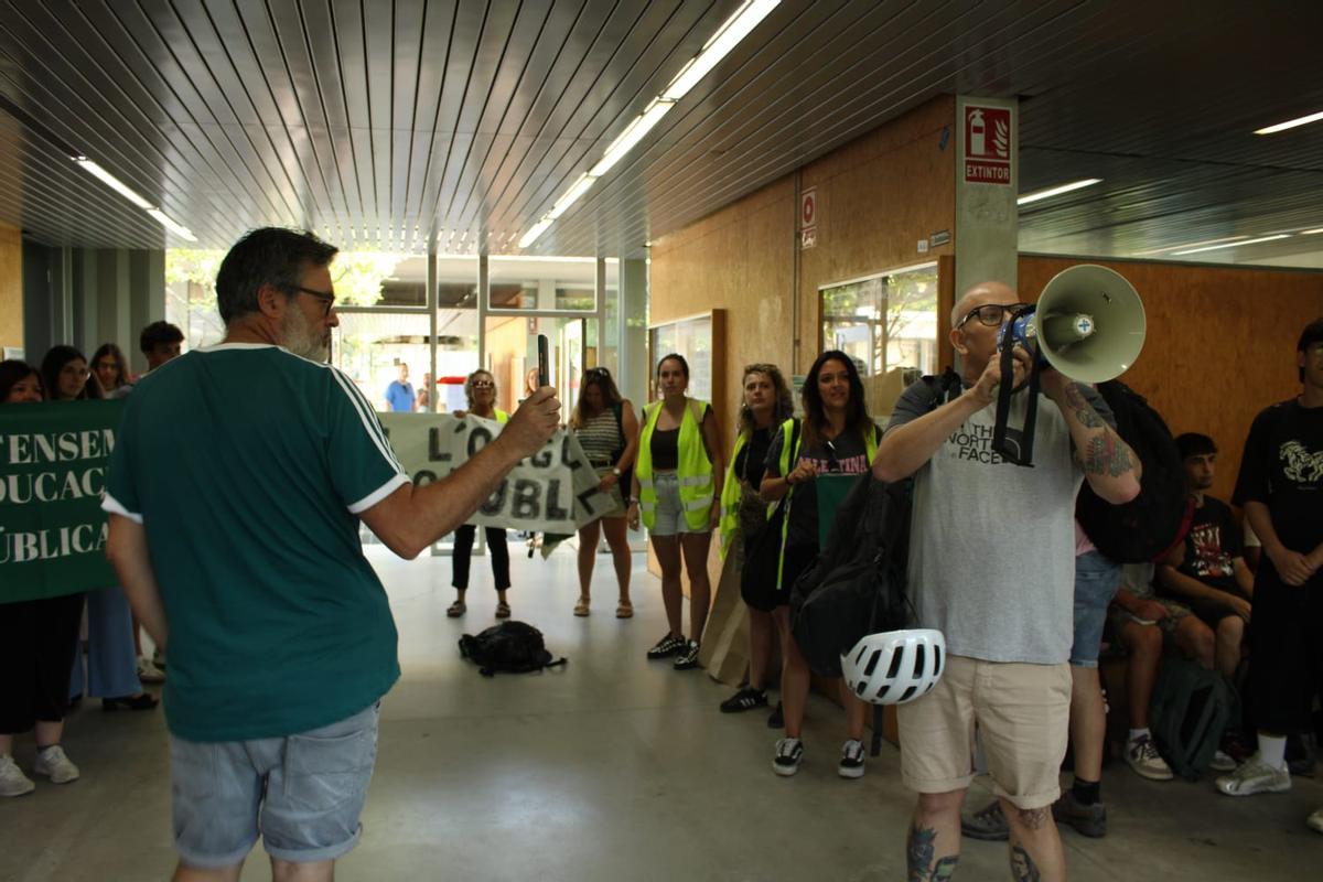 Protesta de profesores del IES Las Lomas en uno de los aularios de la Universidad de Alicante durante la PAU