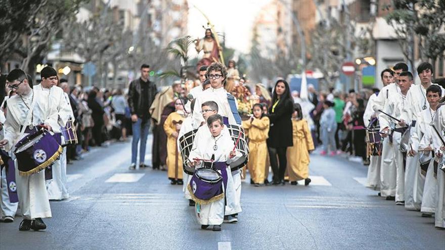 La procesión infantil coge fuerza con más de 200 niños